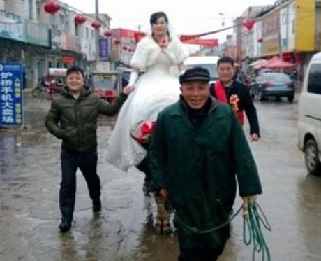 An-interesting-approach-to-the-lucky-bride-s-house-Photo.jpg