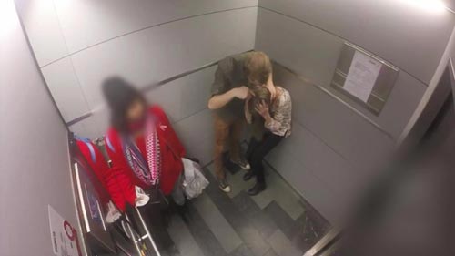 خشونت علیه زنان با دوربین مخفی در آسانسور (عکس) 1