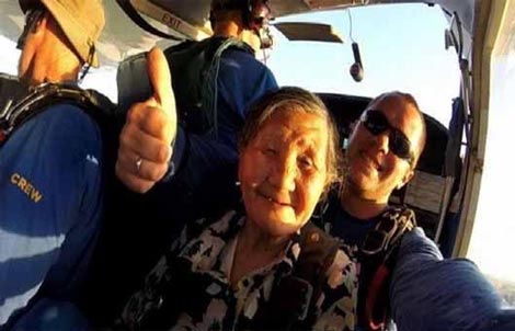 چتربازی دیدنی پیرزن 81 ساله چینی (عکس)