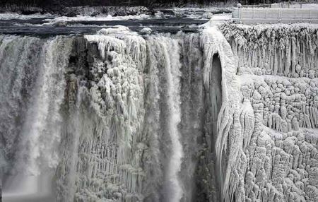 تصاویر شگفت انگیز از آبشار یخ زده نیاگارا