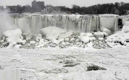 تصاویر شگفت انگیز از آبشار یخ زده نیاگارا