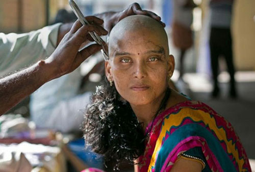 زن زیبای هندی نذر عجیبش را ادا کرد +تصاویر 1