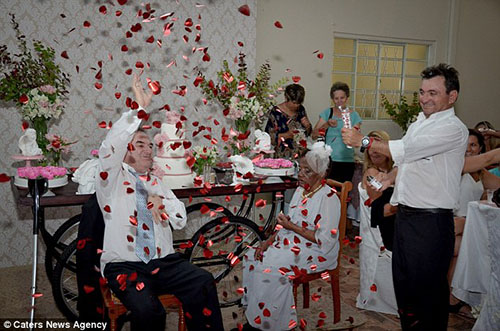 ازدواج پیرزن 106 ساله با مردی چهل سال کوچکتر (تصاویر)