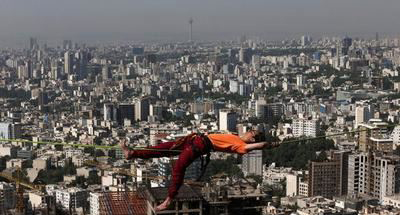 تفریح بسیار خطرناک جوانان تهرانی (عکس)