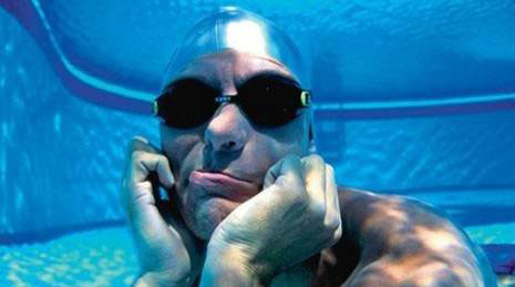 بت رکورد بیشترین نفس گیری زیر آب (عکس) 1