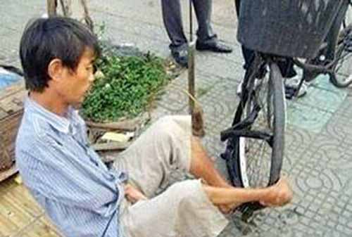 شغل سخت این مرد معلول در خیابان (عکس)