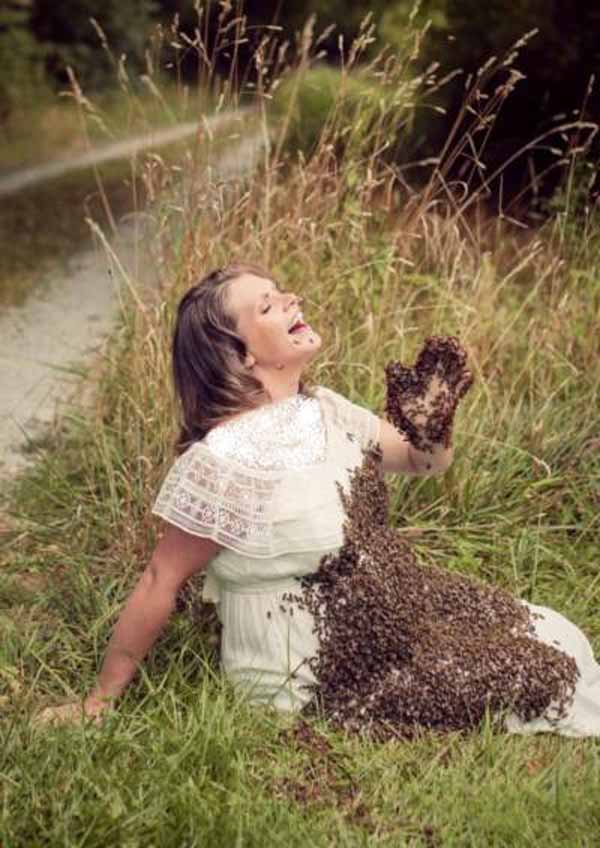 حمله 20 هزار زنبور به شکم این زن حامله (عکس)