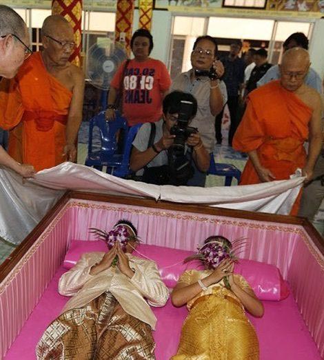 رسم عجیب عروس و دامادهای تایلند در تابوت ! + عکس