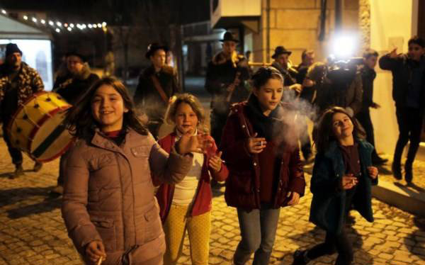 مراسم سیگار کشیدن کودکان در پرتغال (عکس)