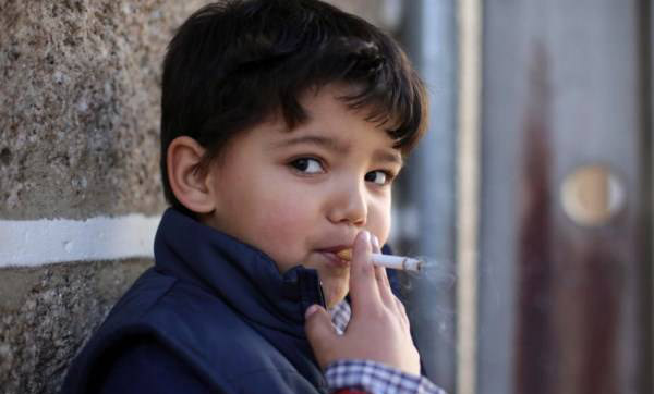 مراسم سیگار کشیدن کودکان در پرتغال (عکس)