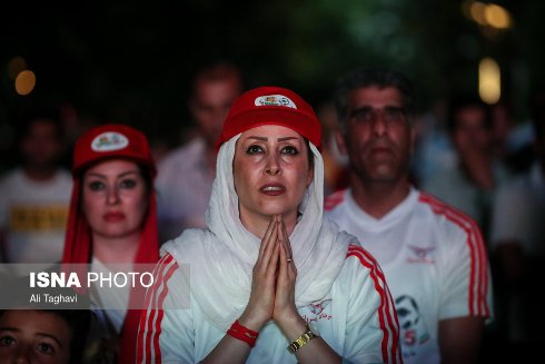 زنان و دختران ایرانی در حال تماشای بازی ایران و مراکش (عکس)