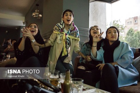 زنان و دختران ایرانی در حال تماشای بازی ایران و مراکش (عکس)