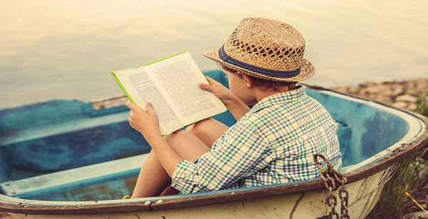 8 روش ساده برای اینکه کتاب خواندن جزئی از عادات روزمره‌تان شود