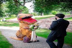 روش عجیب عروس برای غافلگیر کردن داماد (عکس)