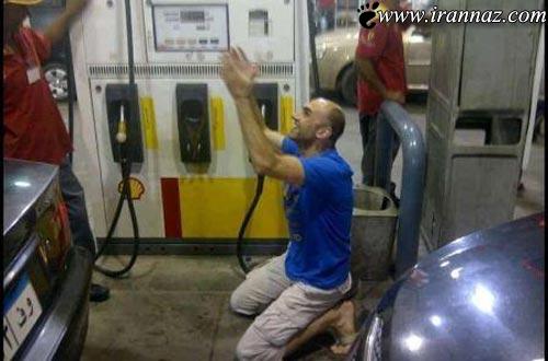 عکس خنده دار از تخته نرد بازی کردن در صف پمپ بنزین