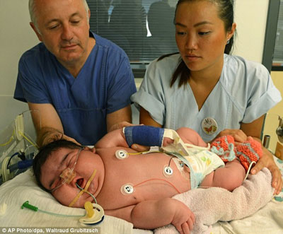 زن آلمانی که دختر 6.235 گرمی خود را طبیعی به دنیا آورد (عکس) 