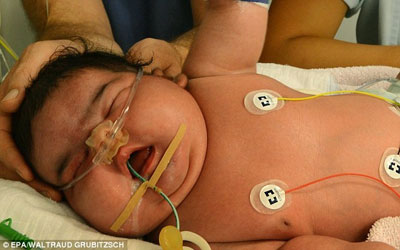 زن آلمانی که دختر 6.235 گرمی خود را طبیعی به دنیا آورد (عکس) 
