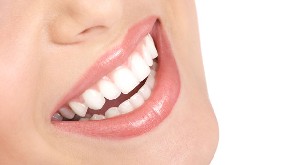 بهترین روش ها برای داشتن دندانهای زیبا و سفید