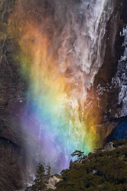 عکسهایی از عجیب ترین آبشار جهان
