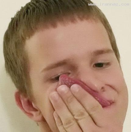 این پسر با زبان چشمان خود را لیس میزند! (+عکس)