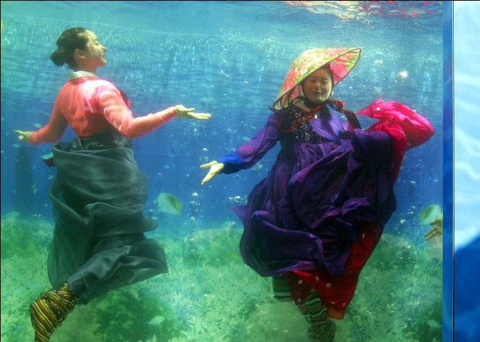عکس هایی از جشنواره مد دختران در زیر آب