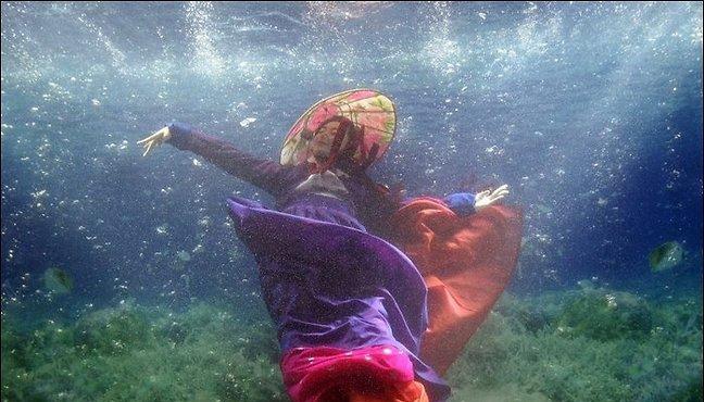 عکس هایی از جشنواره مد دختران در زیر آب