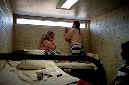 تصاویری بسیار دلخراش از زندان زنان در آمریکا