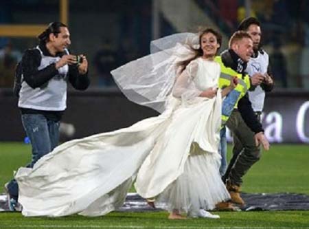 عروسی که پابرهنه وسط بازی فوتبال دوید! (عکس)