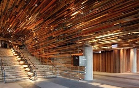طراحی جالب ساختمان با چوب های معلق (عکس)