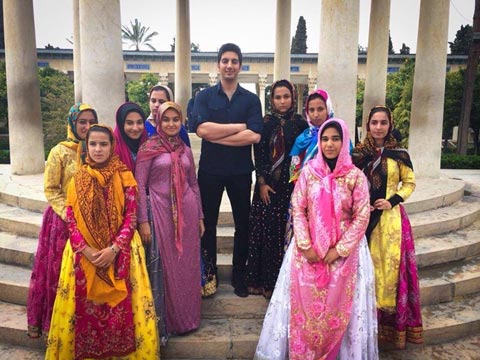 عکس فرزاد فرزین در کنار دختران شیرازی در حافطیه