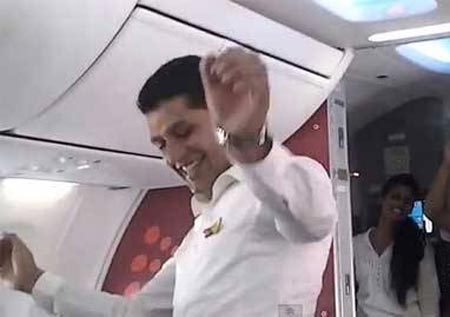 اخراج 2 خلبان به خاطر رقصیدن در هواپیما (عکس)