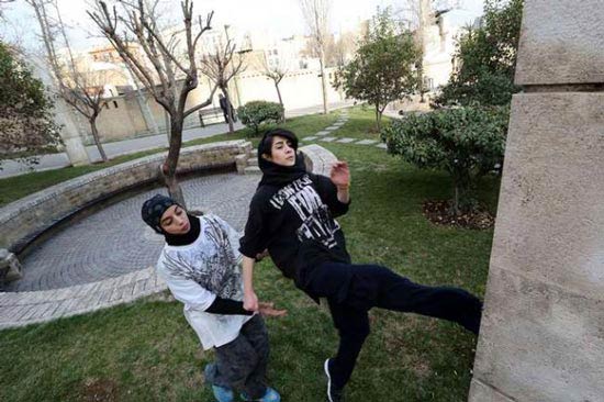 عکس هایی جالب از دختران پاراکور در آسمان تهران