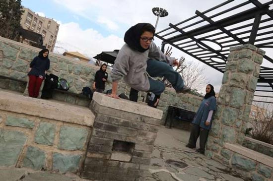 عکس هایی جالب از دختران پاراکور در آسمان تهران