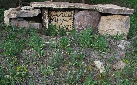 تصاویری جالب از یک قبرستان بسیار قدیمی در ایران