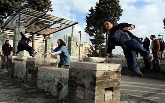 عکس هایی جالب از دختران پاراکور در آسمان تهران عکس هایی جالب از دختران پاراکور در آسمان تهران