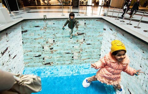 عکس هایی جالب از نقاشی سه بعدی استخر روی زمین