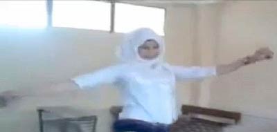 رقصیدن یک دختر محجبه در کلاس درس (عکس)