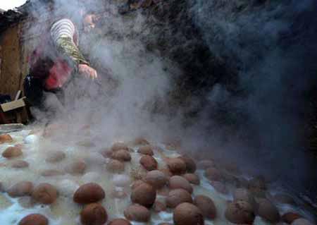 تهیه تخم مرغ آپز به روش چندش آور چینی ها (عکس)