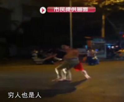 دعوای خیابانی مرد پولدار با مرد فقیر در چین (عکس) 