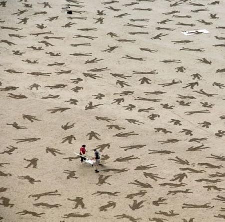 خلاقیت شگفت انگیز دو جوان در کنار ساحل (عکس)