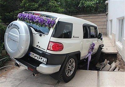 ماشین عروسی که به زمین فرو رفت!! (عکس)
