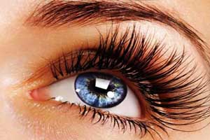 برای داشتن مژه های جذاب از اکستنشن استفاده کنید