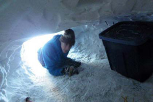 زندگی عجیب پسر جوان در غار یخی (عکس)