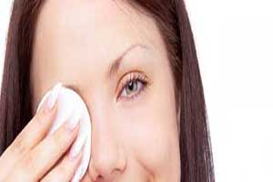 این بیماری در اثر پاک نکردن آرایش چشم ها به وجود می آید