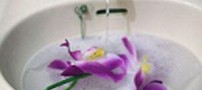 روشی برای تمیز کردن گل های مصنوعی