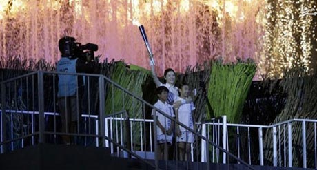 مشعل المپیک آسیایی به دست بازیگر زن روشن شد (عکس)
