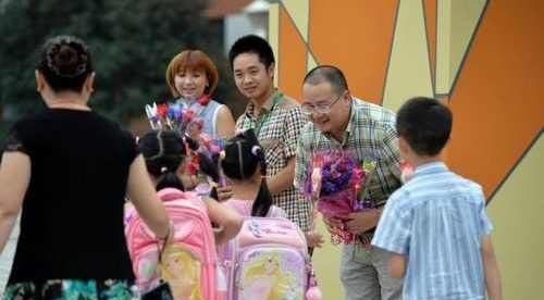 استقبال گرم مدیر مدرسه بچه ها را به وجد درآورد (عکس)