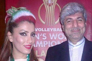 عکس یادگاری هوادار والیبال در کنار یک دیپلمات ایرانی