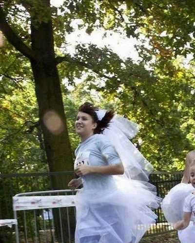 مسابقه خنده دار 200 عروس برای رسیدن به یک داماد! (عکس)