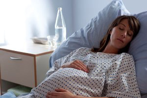 چرا برخی زنان در دوران بارداری باید استراحت مطلق کنند؟